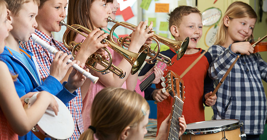 Tại sao học nhạc giúp trẻ phát triển não bộ hơn lập trình?